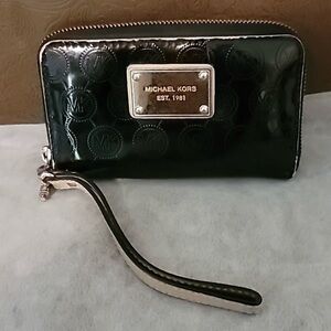 Michael Kors Wristlet | Authentic | Preloved |